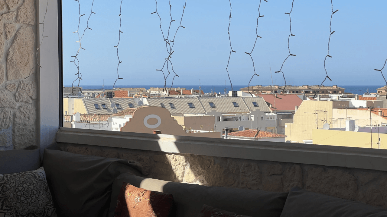 Penthouse rénové avec terrasse de 50 m², vue mer et château – Centre de Dénia