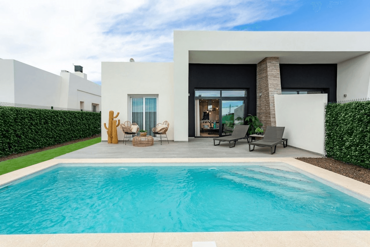 Maisons jumelées de 3 chambres à coucher, 2 salles de bain, air conditionné et piscine privée dans un complexe de golf