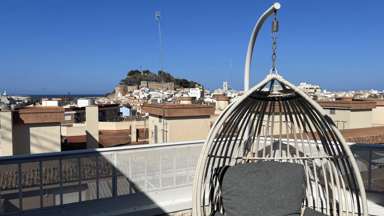 Penthouse rénové avec terrasse de 50 m², vue mer et château – Centre de Dénia