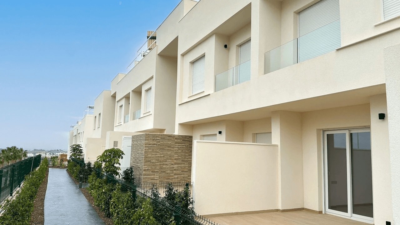 Appartements au rez-de-chaussée de 3 chambres à coucher, 2 salles de bain, air conditionné et piscine commune dans un complexe de golf