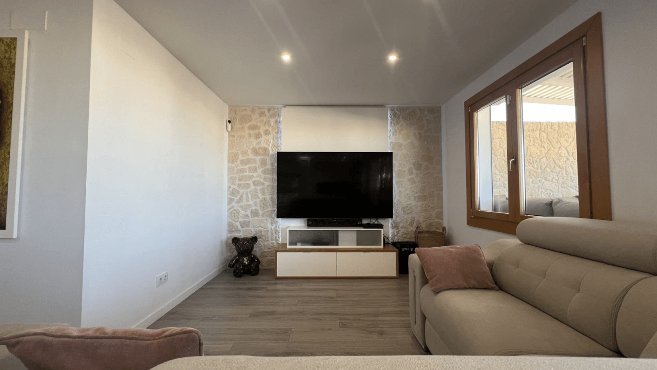 Penthouse rénové avec terrasse de 50 m², vue mer et château – Centre de Dénia