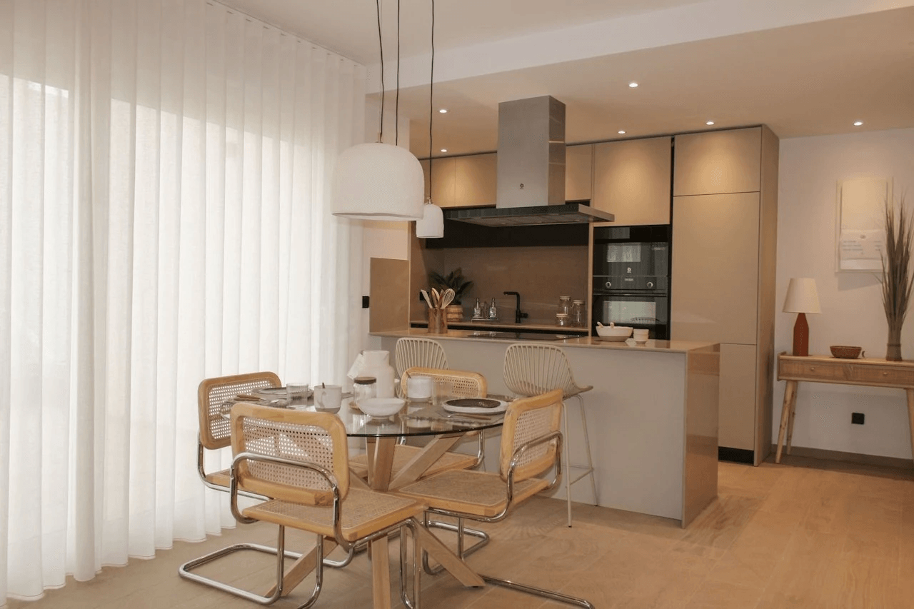 Appartements au rez-de-chaussée de 3 chambres à coucher, 2 salles de bain, air conditionné et piscine commune dans un complexe de golf