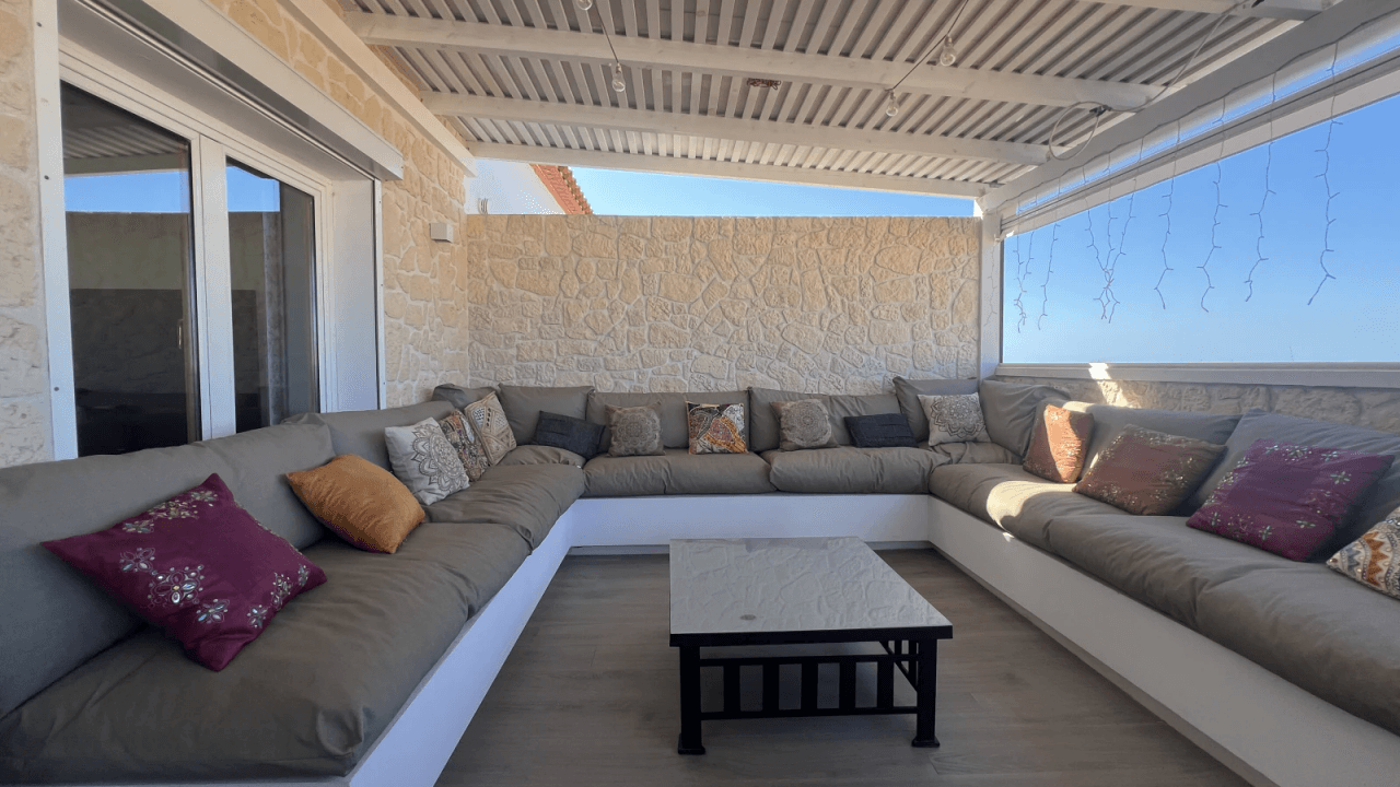 Penthouse rénové avec terrasse de 50 m², vue mer et château – Centre de Dénia