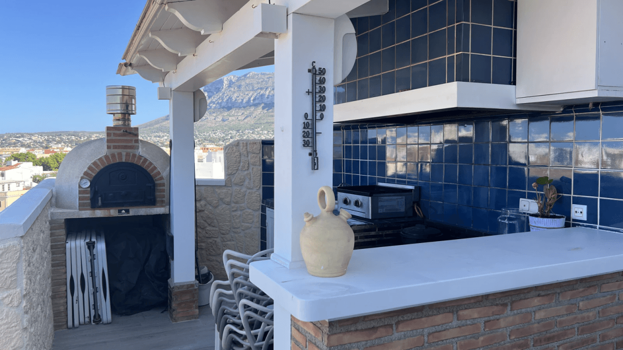 Penthouse rénové avec terrasse de 50 m², vue mer et château – Centre de Dénia