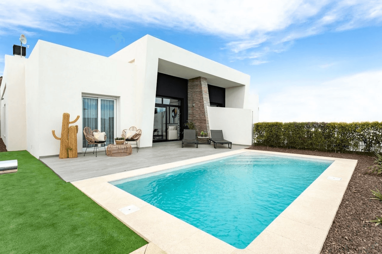 Maisons jumelées de 3 chambres à coucher, 2 salles de bain, air conditionné et piscine privée dans un complexe de golf