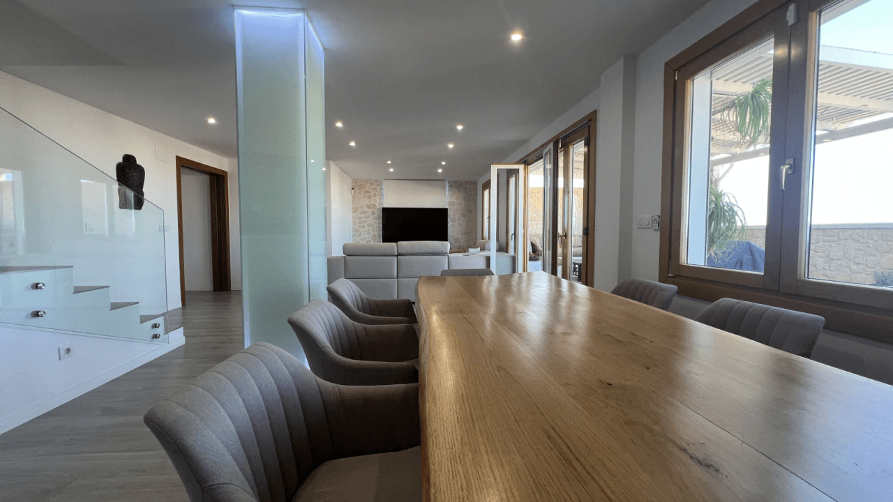 Penthouse rénové avec terrasse de 50 m², vue mer et château – Centre de Dénia