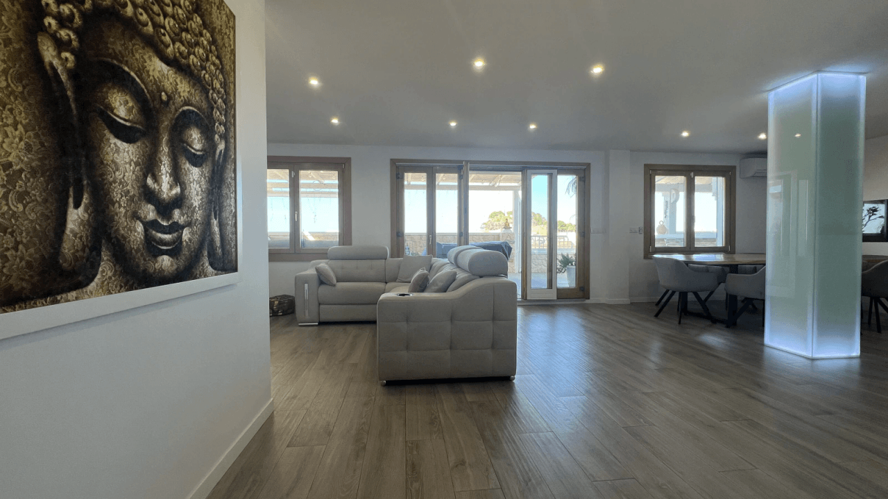 Penthouse rénové avec terrasse de 50 m², vue mer et château – Centre de Dénia