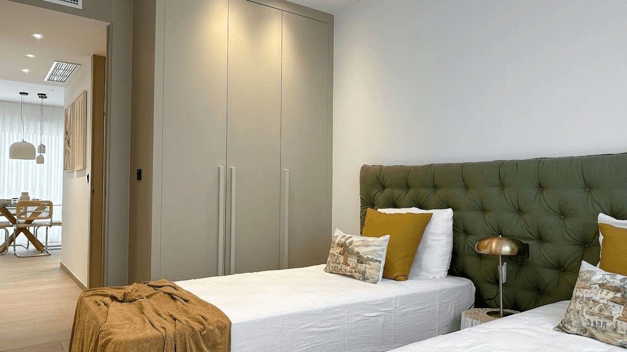 Appartements au rez-de-chaussée de 3 chambres à coucher, 2 salles de bain, air conditionné et piscine commune dans un complexe de golf
