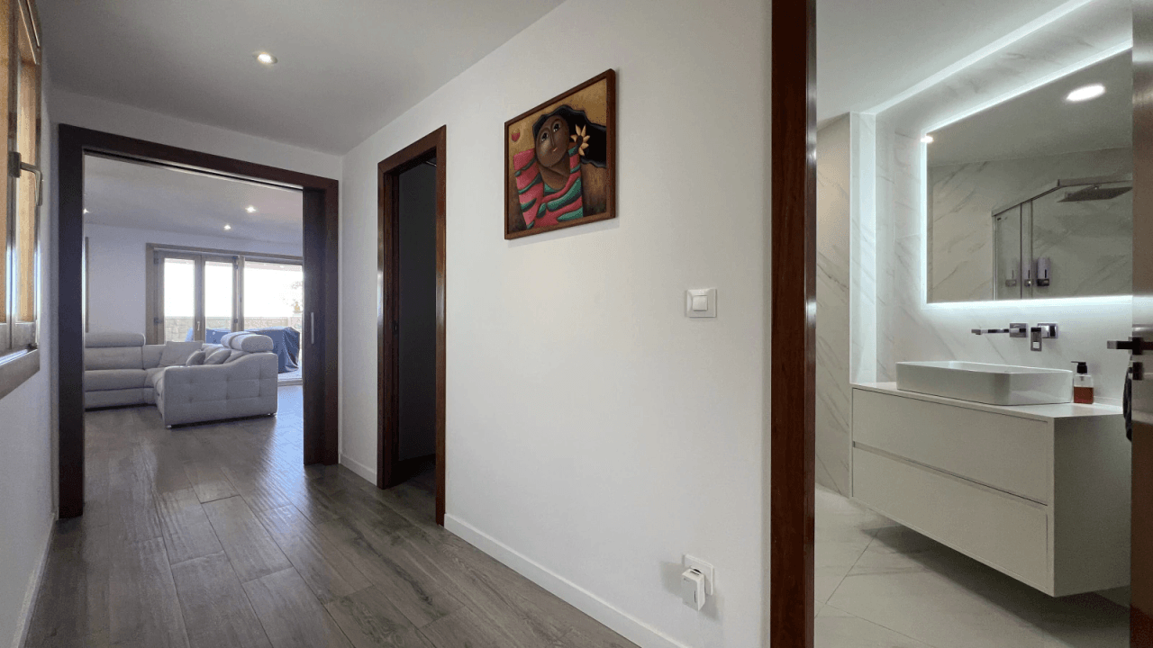 Penthouse rénové avec terrasse de 50 m², vue mer et château – Centre de Dénia