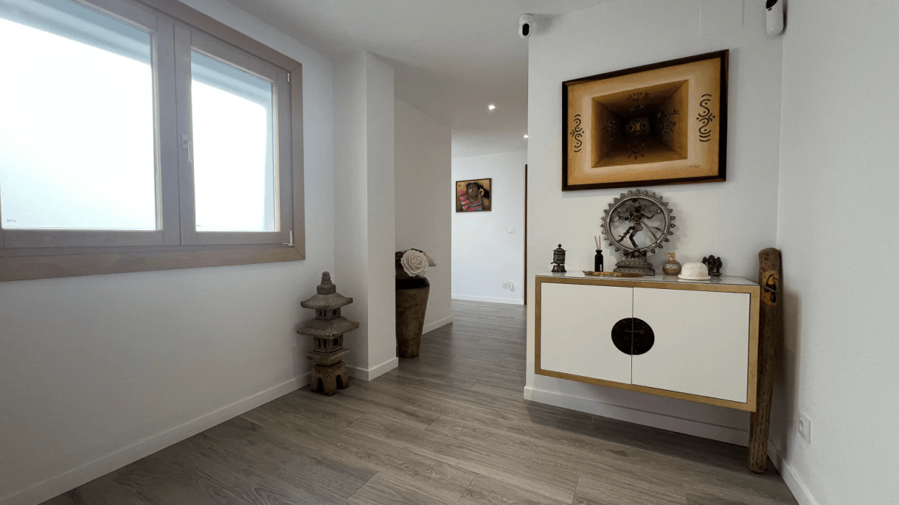 Penthouse rénové avec terrasse de 50 m², vue mer et château – Centre de Dénia