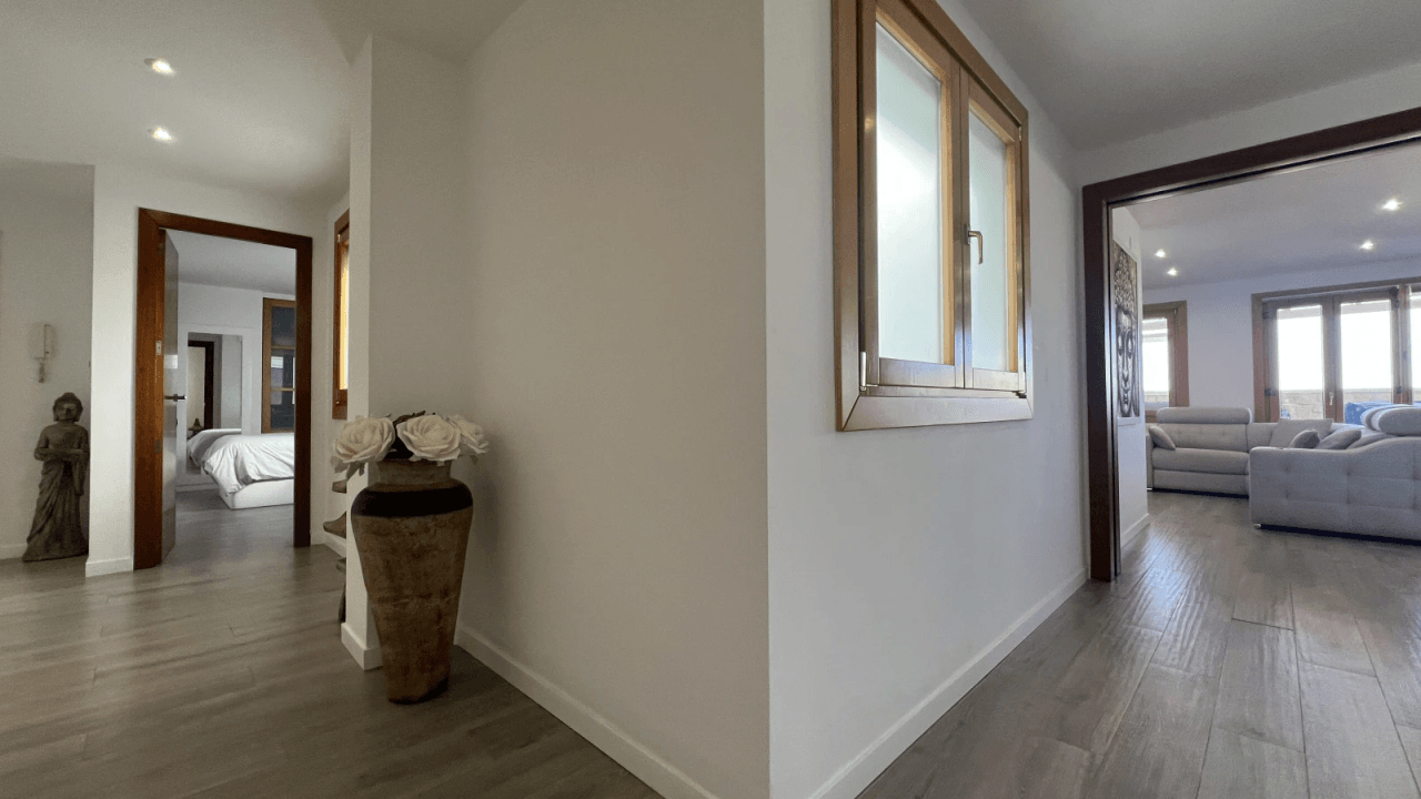 Penthouse rénové avec terrasse de 50 m², vue mer et château – Centre de Dénia