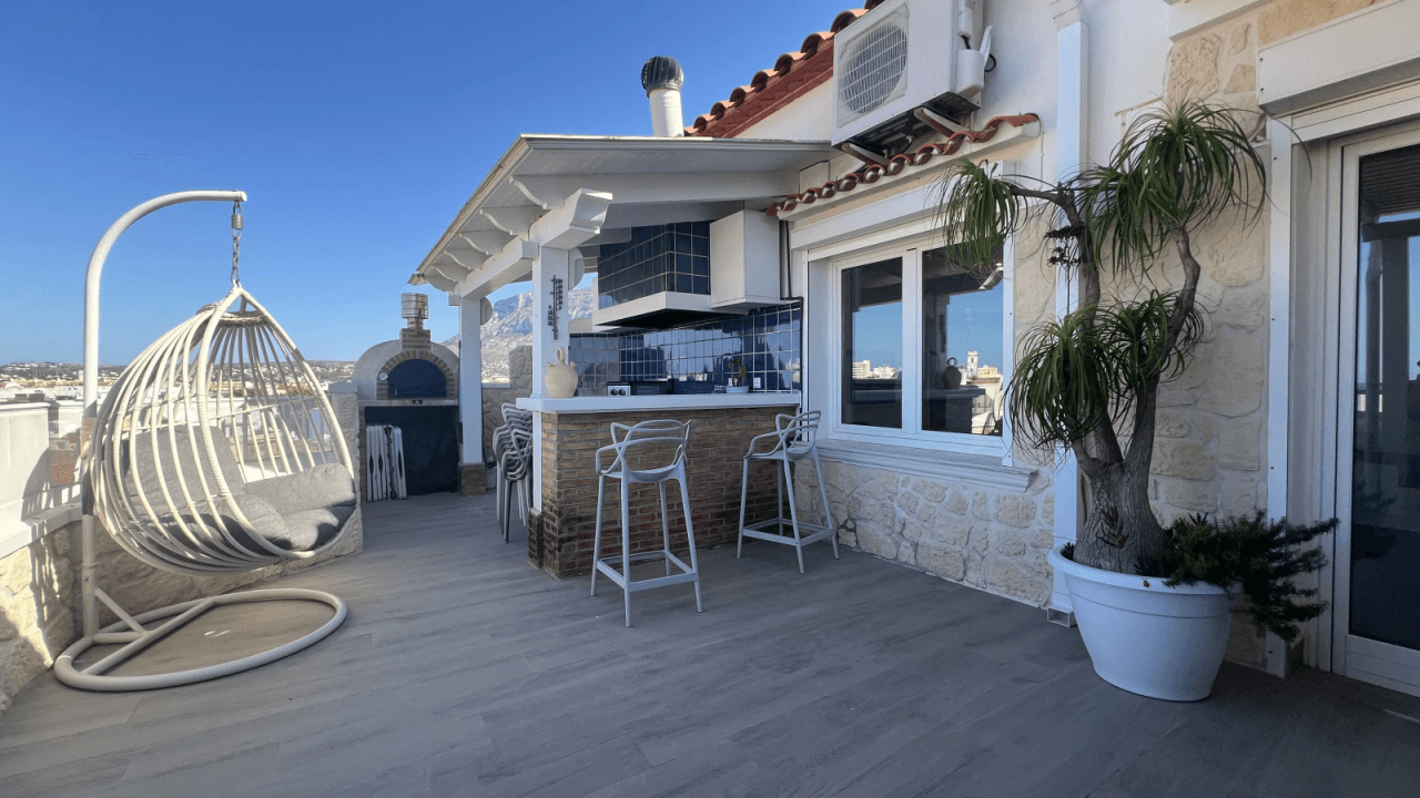 Ático Dúplex Reformado con Terraza de 50 m Vistas al Mar y al Castillo