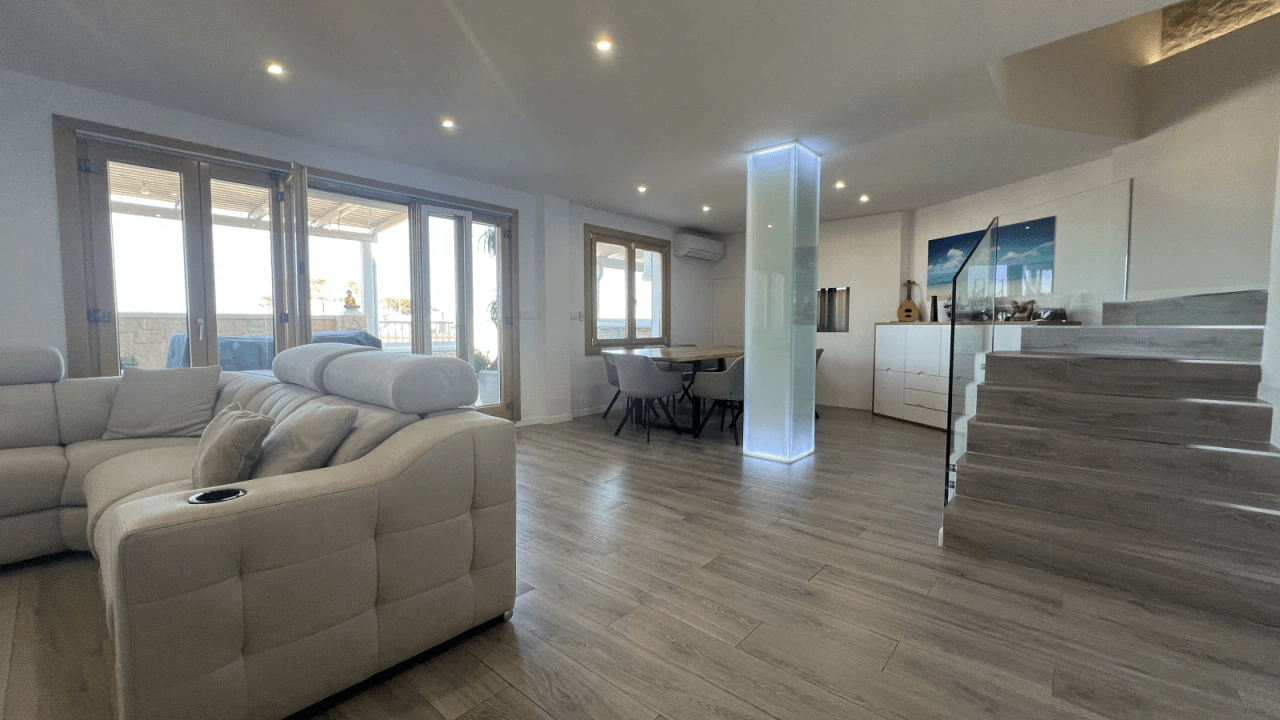 Penthouse rénové avec terrasse de 50 m², vue mer et château – Centre de Dénia