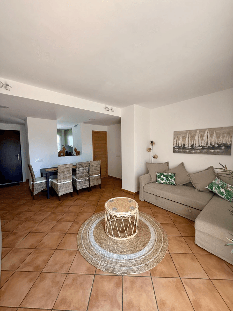 Penthouse de 2 chambres, entièrement rénové, avec place de parking, terrasse privée sur le toit et piscine commune