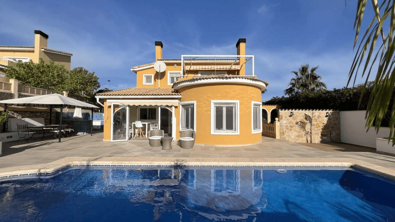 Villa fantastique avec piscine et jardin privés