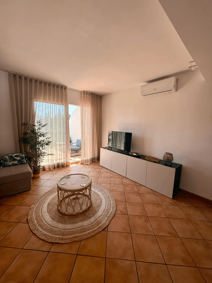 Penthouse de 2 chambres, entièrement rénové, avec place de parking, terrasse privée sur le toit et piscine commune