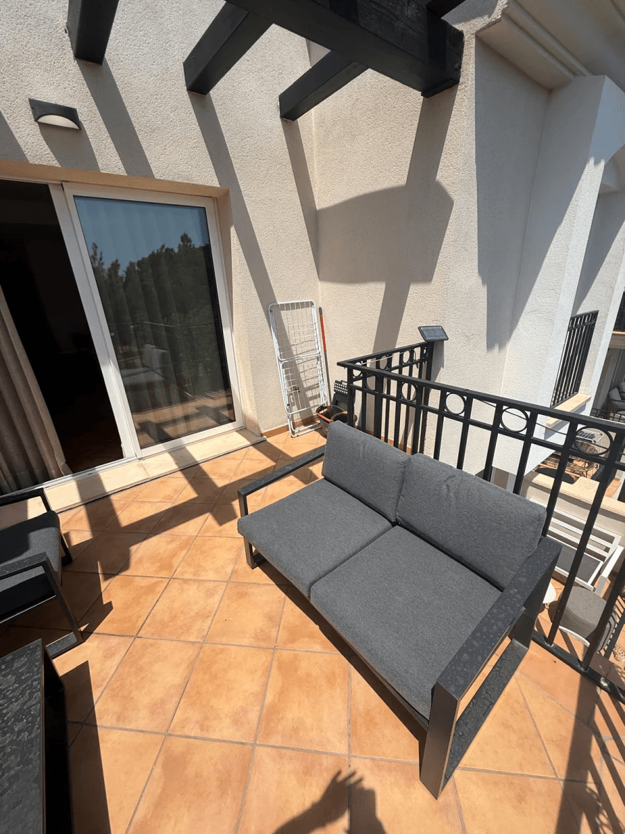 Penthouse de 2 chambres, entièrement rénové, avec place de parking, terrasse privée sur le toit et piscine commune