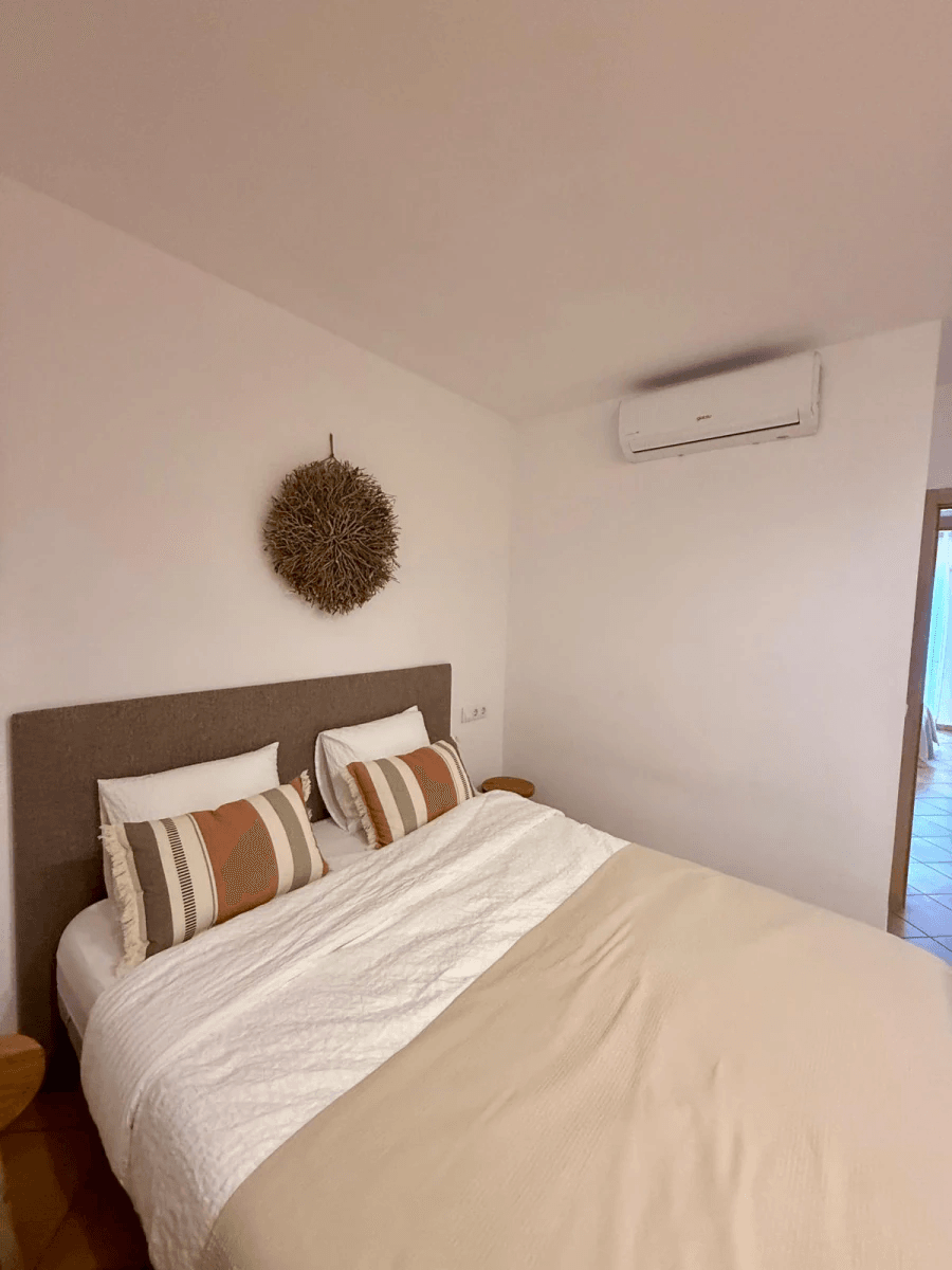 Penthouse de 2 chambres, entièrement rénové, avec place de parking, terrasse privée sur le toit et piscine commune
