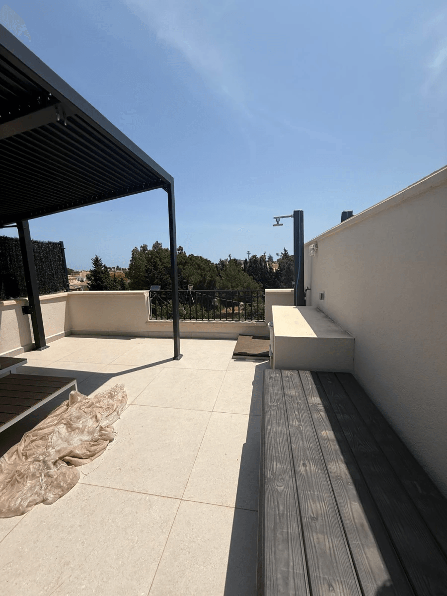Penthouse de 2 chambres, entièrement rénové, avec place de parking, terrasse privée sur le toit et piscine commune