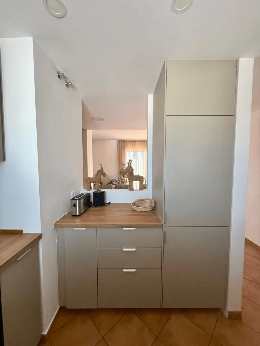 Penthouse de 2 chambres, entièrement rénové, avec place de parking, terrasse privée sur le toit et piscine commune