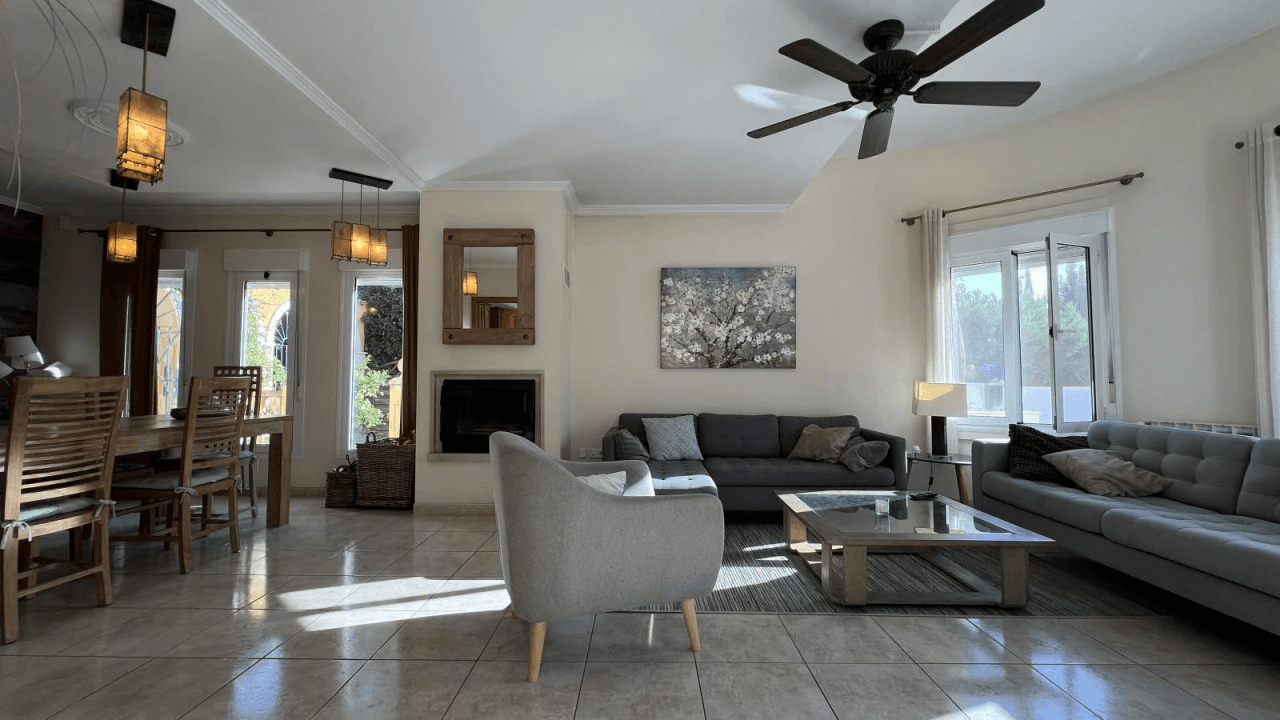 Villa fantastique avec piscine et jardin privés