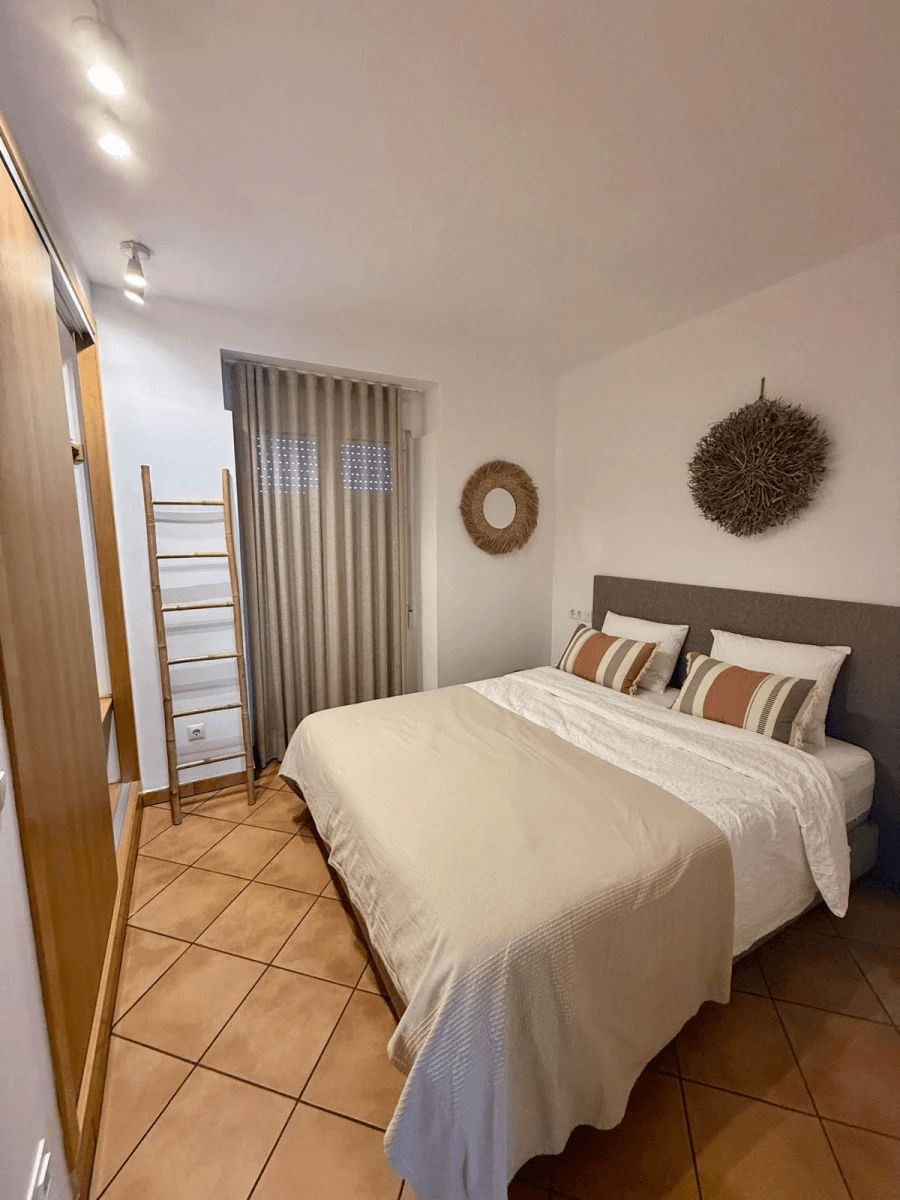 Penthouse de 2 chambres, entièrement rénové, avec place de parking, terrasse privée sur le toit et piscine commune