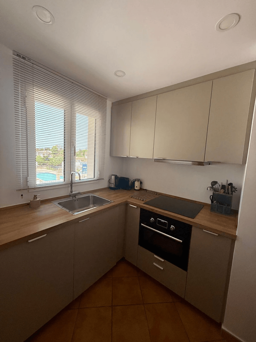 Penthouse de 2 chambres, entièrement rénové, avec place de parking, terrasse privée sur le toit et piscine commune