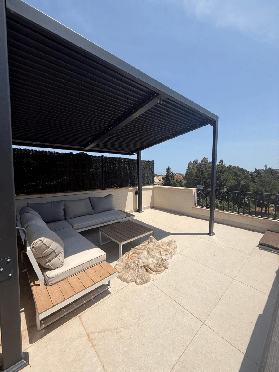 Penthouse de 2 chambres, entièrement rénové, avec place de parking, terrasse privée sur le toit et piscine commune