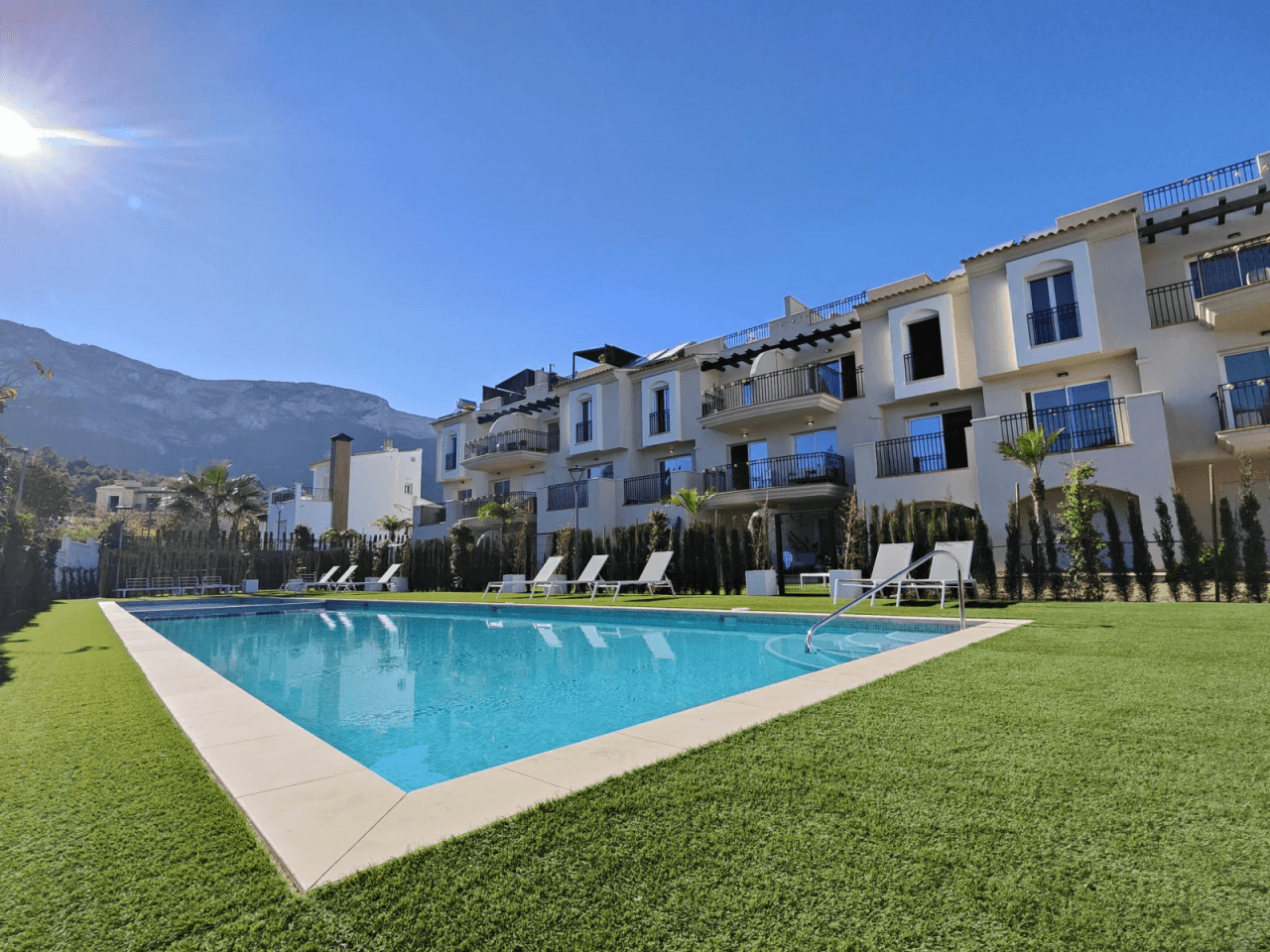 Penthouse de 2 chambres, entièrement rénové, avec place de parking, terrasse privée sur le toit et piscine commune