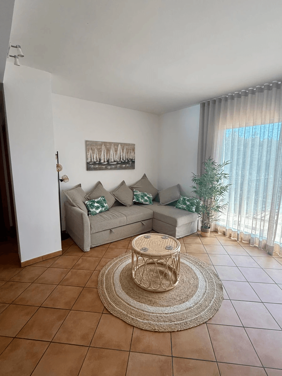 Penthouse de 2 chambres, entièrement rénové, avec place de parking, terrasse privée sur le toit et piscine commune