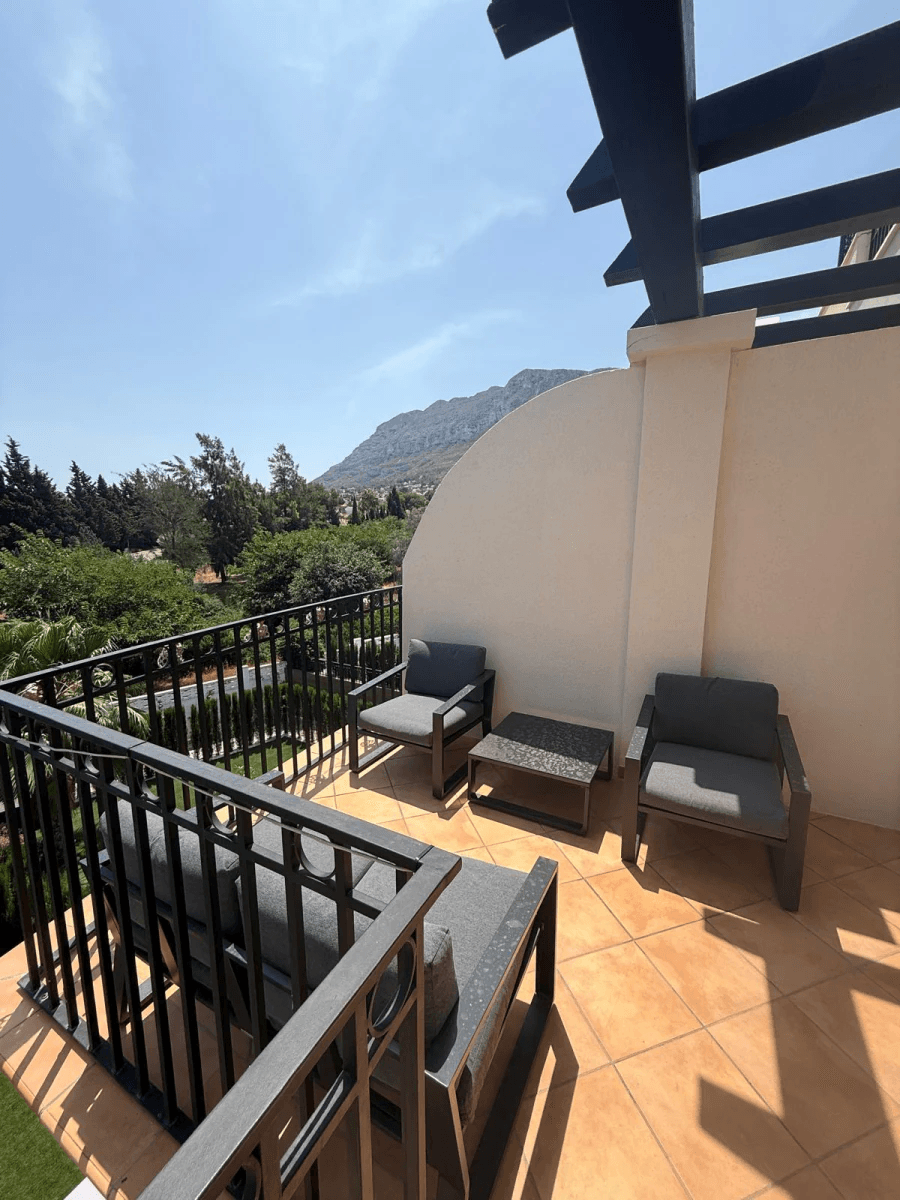 Penthouse de 2 chambres, entièrement rénové, avec place de parking, terrasse privée sur le toit et piscine commune