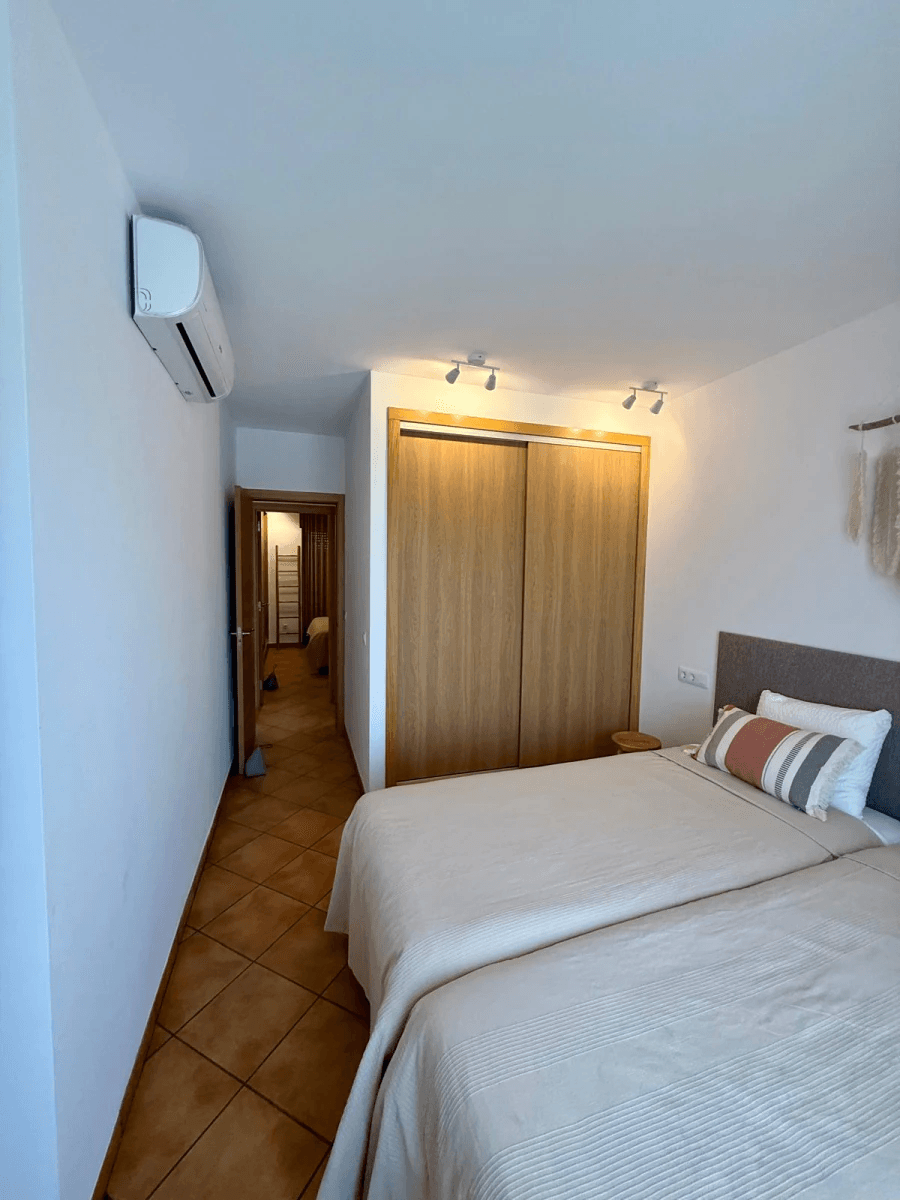 Penthouse de 2 chambres, entièrement rénové, avec place de parking, terrasse privée sur le toit et piscine commune