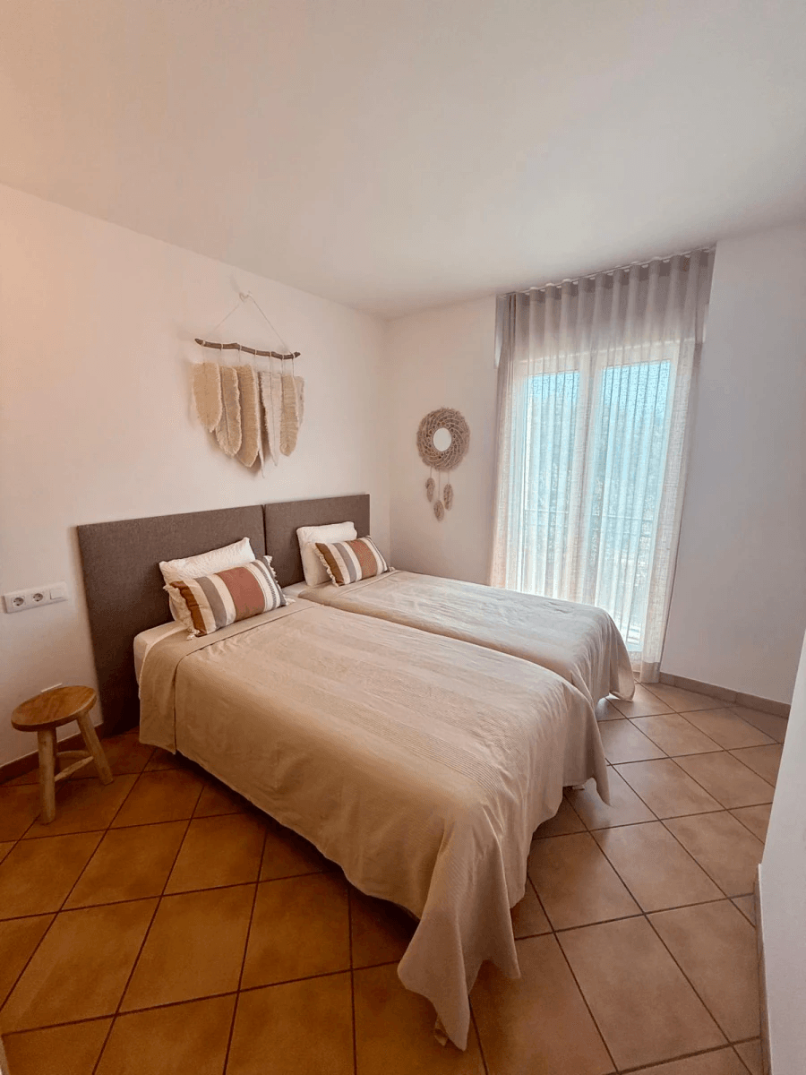 Penthouse de 2 chambres, entièrement rénové, avec place de parking, terrasse privée sur le toit et piscine commune