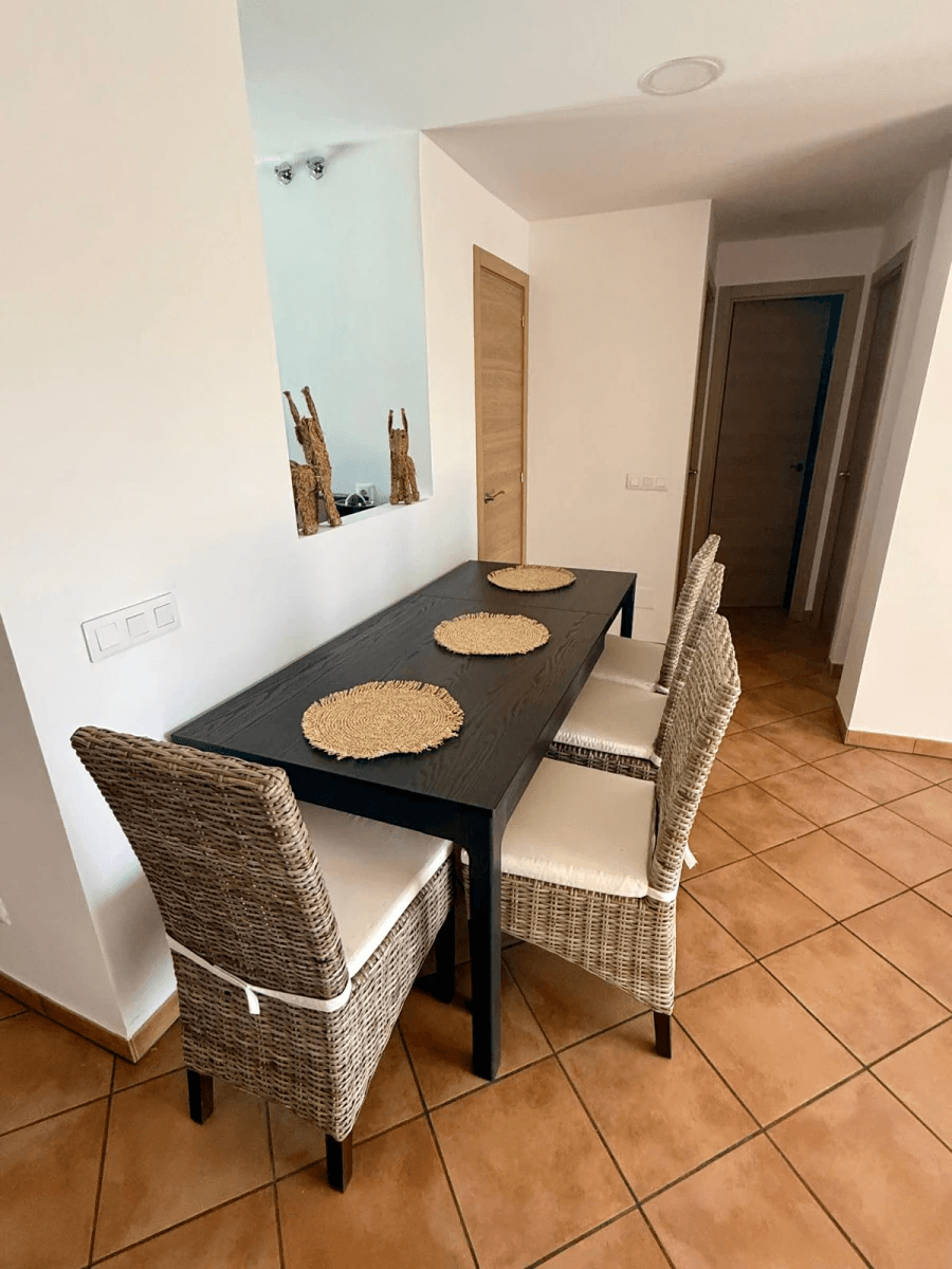 Penthouse de 2 chambres, entièrement rénové, avec place de parking, terrasse privée sur le toit et piscine commune