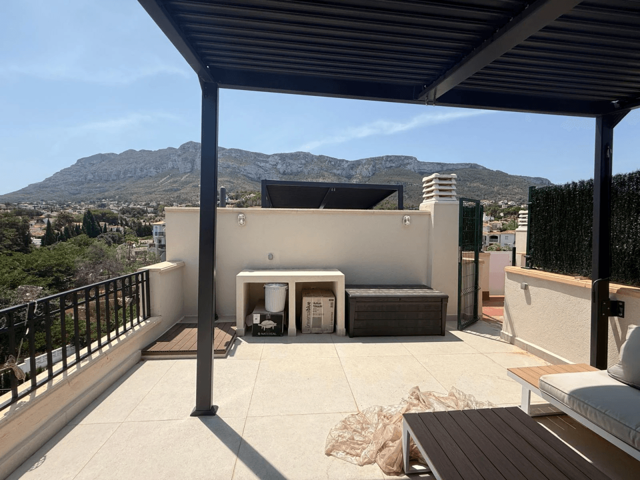 Penthouse de 2 chambres, entièrement rénové, avec place de parking, terrasse privée sur le toit et piscine commune