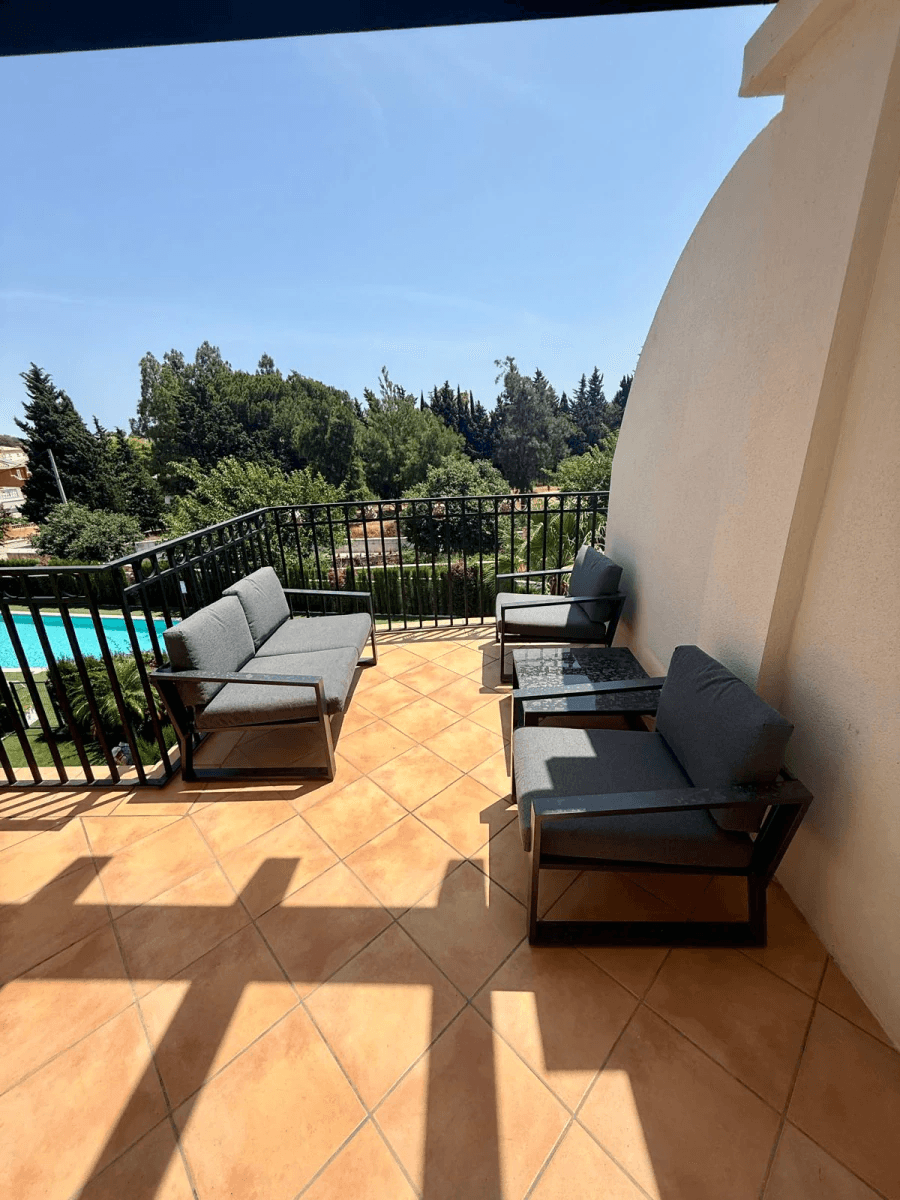Penthouse de 2 chambres, entièrement rénové, avec place de parking, terrasse privée sur le toit et piscine commune