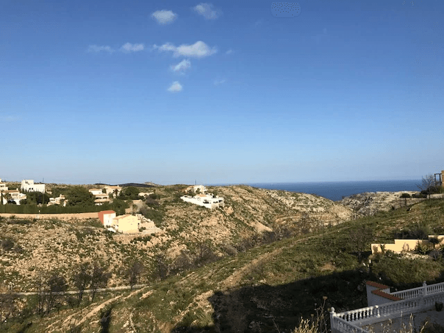 Terrain privé dans un endroit ensoleillé avec une vue imprenable sur la mer.