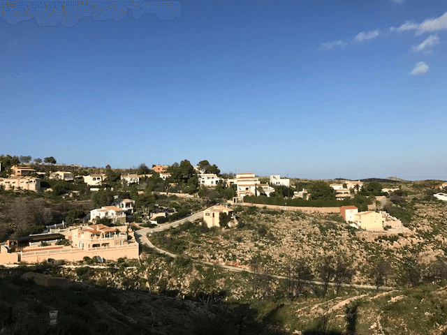 Terrain privé dans un endroit ensoleillé avec une vue imprenable sur la mer.