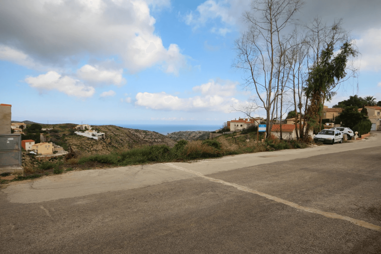 Terrain privé dans un endroit ensoleillé avec une vue imprenable sur la mer.