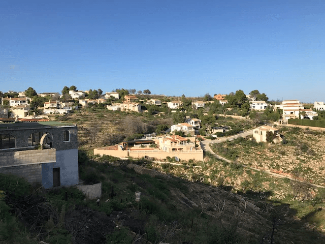 Terrain privé dans un endroit ensoleillé avec une vue imprenable sur la mer.