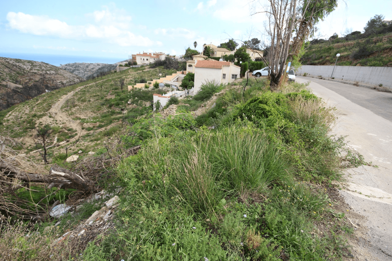 Terrain privé dans un endroit ensoleillé avec une vue imprenable sur la mer.
