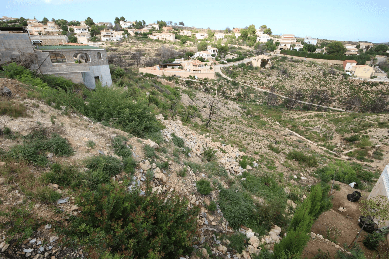 Terrain privé dans un endroit ensoleillé avec une vue imprenable sur la mer.