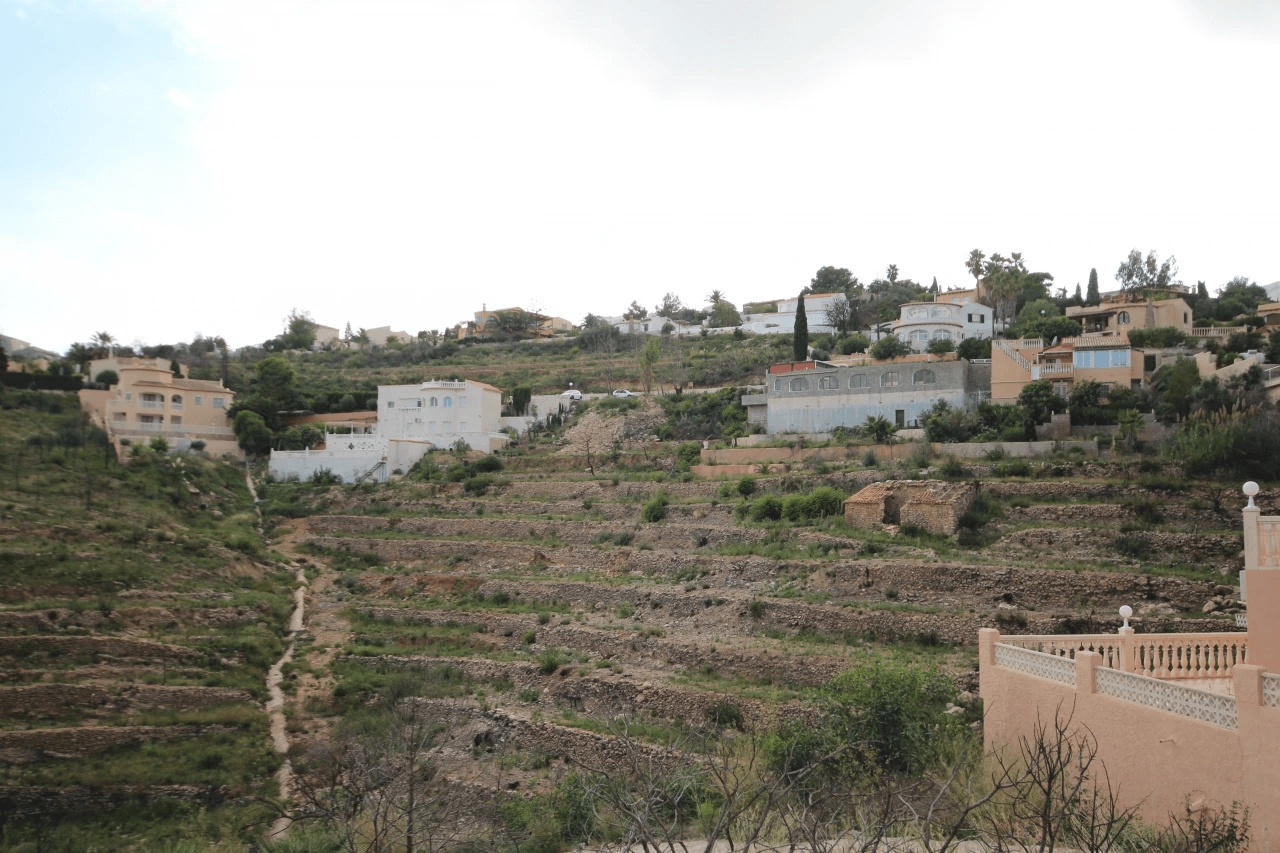 Terrain privé dans un endroit ensoleillé avec une vue imprenable sur la mer.