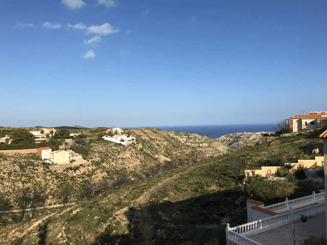 Terrain privé dans un endroit ensoleillé avec une vue imprenable sur la mer.