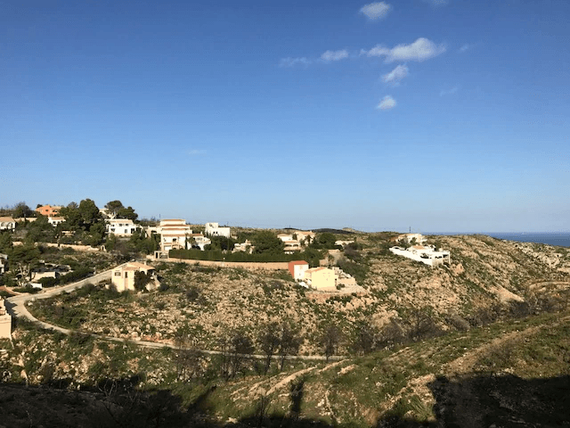 Terrain privé dans un endroit ensoleillé avec une vue imprenable sur la mer.