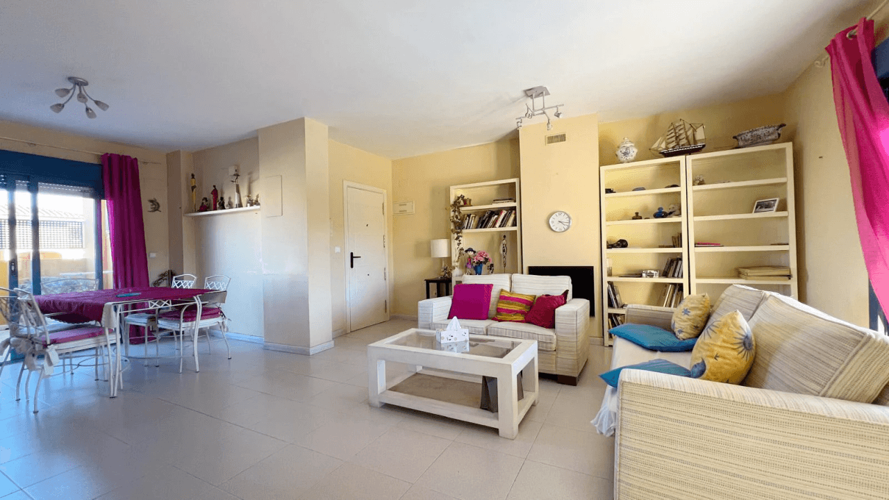 Charmant penthouse duplex à Las Marinas, à quelques pas de la plage et à côté du Club de Tennis.