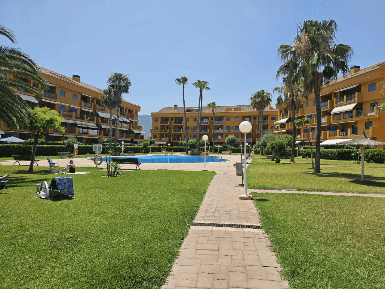 Charmant penthouse duplex à Las Marinas, à quelques pas de la plage et à côté du Club de Tennis.