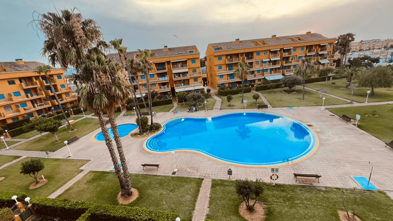 Ático dúplex con encanto en Las Marinas, a pocos pasos de la playa y junto al Club de Tenis.