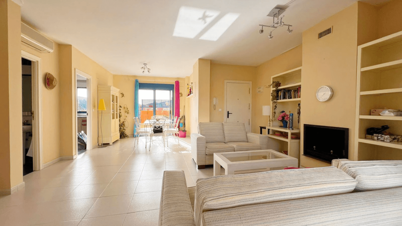 Charmant penthouse duplex à Las Marinas, à quelques pas de la plage et à côté du Club de Tennis.