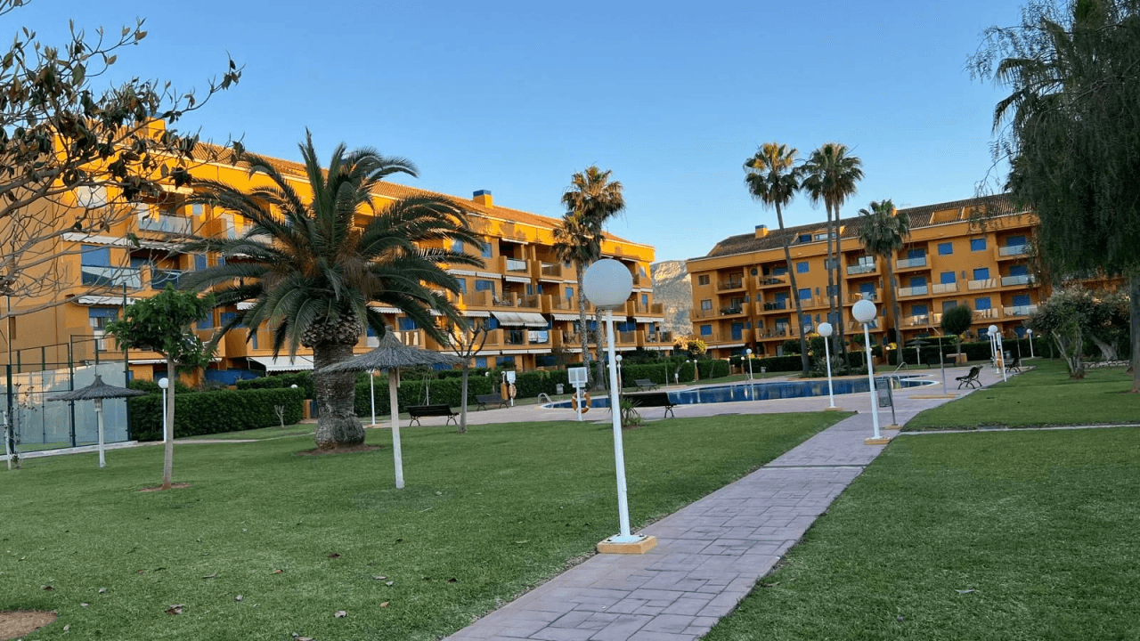 Charmant penthouse duplex à Las Marinas, à quelques pas de la plage et à côté du Club de Tennis.
